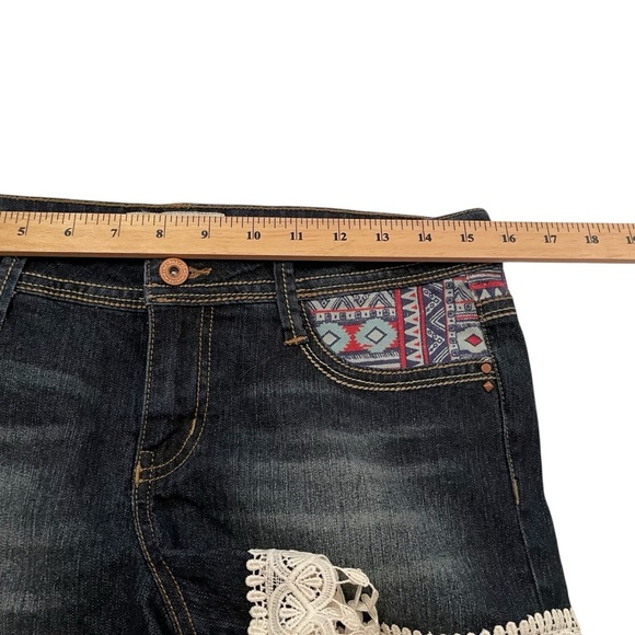 L.E.I. Ashley Low rise Dark Denim Shorts with Embroidered Lace Fringe-Size 9 Jr - Picture 5 of 10